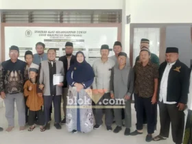 Wakil Ketua DPRD Banyuwangi, Hj. Siti Mafrochatin Ni'mah (tengah) saat foto bersama dengan Majelis Silahturahmi Aktivis Islam, Jum'at (07/08/2026) (foto: Blok-a.com/Kuryanto)