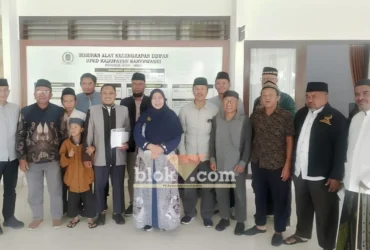 Wakil Ketua DPRD Banyuwangi, Hj. Siti Mafrochatin Ni'mah (tengah) saat foto bersama dengan Majelis Silahturahmi Aktivis Islam, Jum'at (07/08/2026) (foto: Blok-a.com/Kuryanto)