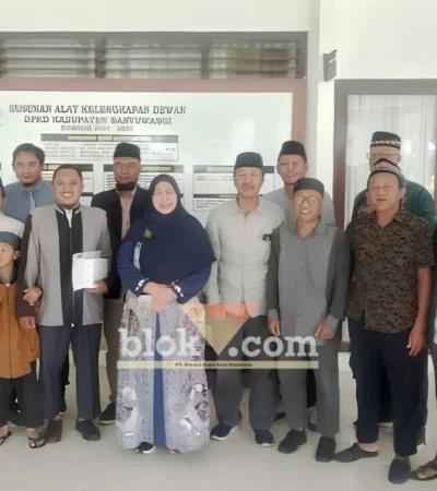 Wakil Ketua DPRD Banyuwangi, Hj. Siti Mafrochatin Ni'mah (tengah) saat foto bersama dengan Majelis Silahturahmi Aktivis Islam, Jum'at (07/08/2026) (foto: Blok-a.com/Kuryanto)