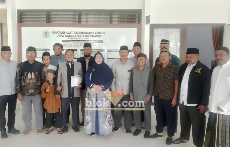 Wakil Ketua DPRD Banyuwangi, Hj. Siti Mafrochatin Ni'mah (tengah) saat foto bersama dengan Majelis Silahturahmi Aktivis Islam, Jum'at (07/08/2026) (foto: Blok-a.com/Kuryanto)