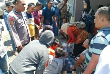 Petugas medis saat memeriksa jenazah Masidah, lansia berusia 73 tahun yang ditemukan tewas diatas cor-coran bantaran sungai, area Perum GDI, Kabat Banyuwangi (Foto: dok Polsek Kabat untuk blok-a.com)