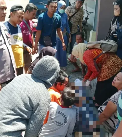 Petugas medis saat memeriksa jenazah Masidah, lansia berusia 73 tahun yang ditemukan tewas diatas cor-coran bantaran sungai, area Perum GDI, Kabat Banyuwangi (Foto: dok Polsek Kabat untuk blok-a.com)