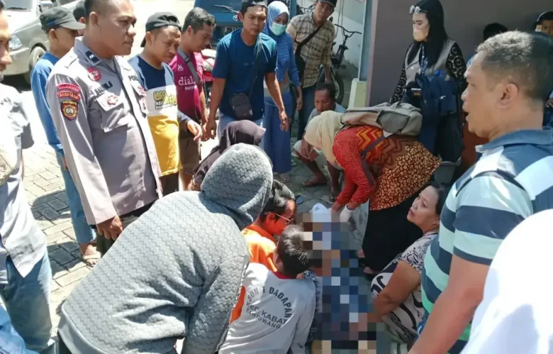 Petugas medis saat memeriksa jenazah Masidah, lansia berusia 73 tahun yang ditemukan tewas diatas cor-coran bantaran sungai, area Perum GDI, Kabat Banyuwangi (Foto: dok Polsek Kabat untuk blok-a.com)