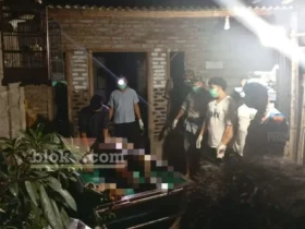 Anggota Polsek Puwoharjo bersama tenaga medis saat melakukan pemeriksaan dan evakuasi jenazah Hendri, pria yang ditemukan meninggal di kandang ayam diduga akibat tersengat listrik, Senin (10/08/2026)(foto: Blok-a.com/Kuryanto)