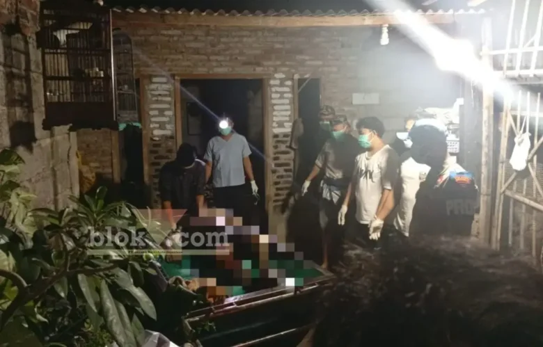 Anggota Polsek Puwoharjo bersama tenaga medis saat melakukan pemeriksaan dan evakuasi jenazah Hendri, pria yang ditemukan meninggal di kandang ayam diduga akibat tersengat listrik, Senin (10/08/2026)(foto: Blok-a.com/Kuryanto)