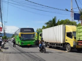 Antrean truk logistik di jalur Pelabuhan Ketapang Banyuwangi kembali mengular hingga 5 kilometer, Senin (14/09/2026)(foto: blok-a.com/Istimewa)