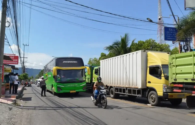 Antrean truk logistik di jalur Pelabuhan Ketapang Banyuwangi kembali mengular hingga 5 kilometer, Senin (14/09/2026)(foto: blok-a.com/Istimewa)