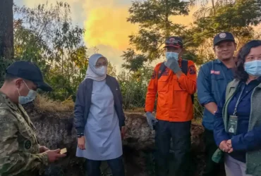 Bupati Banyuwangi Ipuk Fiestiandani saat memantau kebakaran TWA Ijen (foto: blok-a.com/Humas BWI)