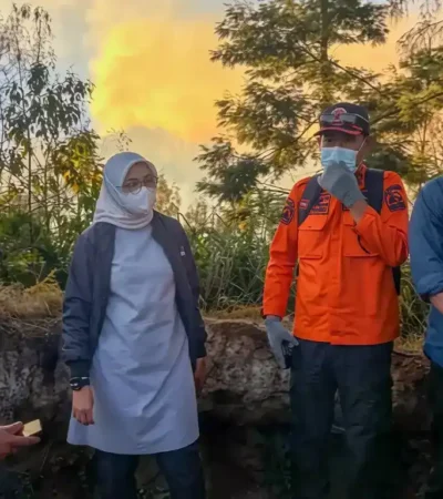 Bupati Banyuwangi Ipuk Fiestiandani saat memantau kebakaran TWA Ijen (foto: blok-a.com/Humas BWI)