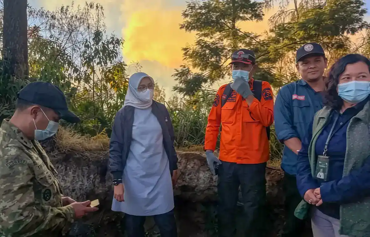 Bupati Ipuk Pantau Langsung Kebakaran di Pegunungan Ijen, Usulkan Water Bombing