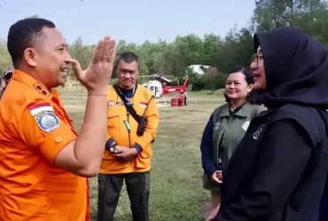 Bupati Banyuwangi, Ipuk Fiestiandani, setelah memantau lokasi kebakaran dari helikopter, Selasa (8/9/2026)(foto: Istimewa)