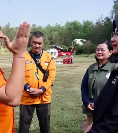 Bupati Banyuwangi, Ipuk Fiestiandani, setelah memantau lokasi kebakaran dari helikopter, Selasa (8/9/2026)(foto: Istimewa)