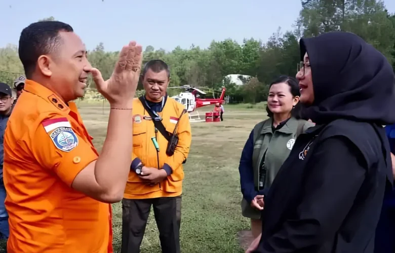Bupati Banyuwangi, Ipuk Fiestiandani, setelah memantau lokasi kebakaran dari helikopter, Selasa (8/9/2026)(foto: Istimewa)