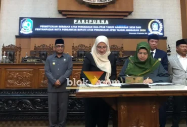 Bupati Banyuwangi, Ipuk Fiestiandani bersama Wakil Ketua DPRD selaku pimpinan Badan Anggaran, Hj. Siti Mafrochatin Ni'mah, saat menandatangani Nota Persetujuan Perubahan KUA-PPAS APBD Tahun 2026, Rabu (23/09/2026) (foto: blok-a.com/Kuryanto)
