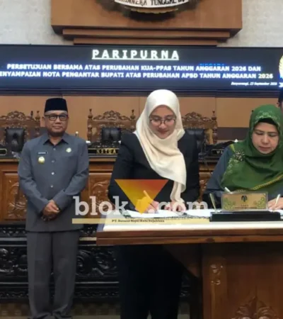 Bupati Banyuwangi, Ipuk Fiestiandani bersama Wakil Ketua DPRD selaku pimpinan Badan Anggaran, Hj. Siti Mafrochatin Ni'mah, saat menandatangani Nota Persetujuan Perubahan KUA-PPAS APBD Tahun 2026, Rabu (23/09/2026) (foto: blok-a.com/Kuryanto)