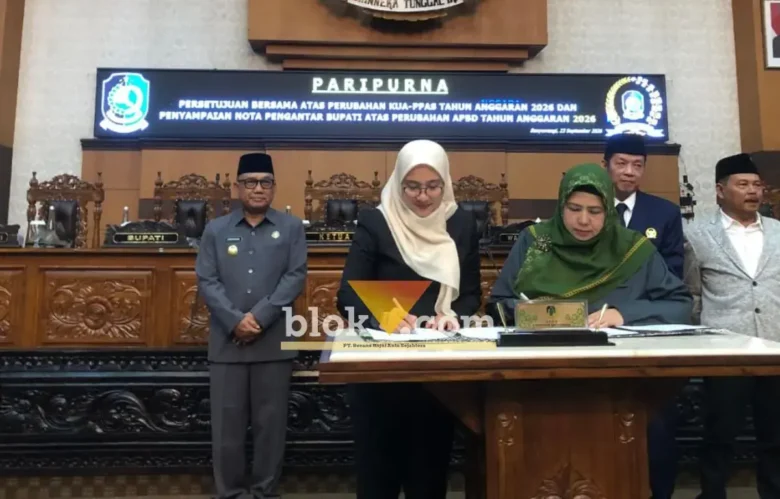 Bupati Banyuwangi, Ipuk Fiestiandani bersama Wakil Ketua DPRD selaku pimpinan Badan Anggaran, Hj. Siti Mafrochatin Ni'mah, saat menandatangani Nota Persetujuan Perubahan KUA-PPAS APBD Tahun 2026, Rabu (23/09/2026) (foto: blok-a.com/Kuryanto)