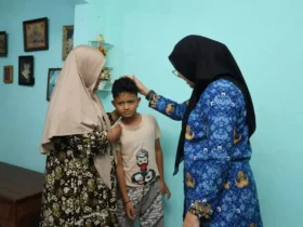 Bupati Ipuk Fiestiandani saat mengunjungi keluarga korban KM Virgo. (Foto: Humas Kabupaten Banyuwangi)