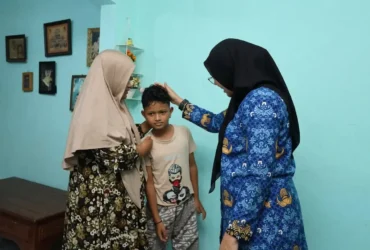 Bupati Ipuk Fiestiandani saat mengunjungi keluarga korban KM Virgo. (Foto: Humas Kabupaten Banyuwangi)