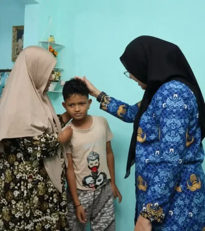 Bupati Ipuk Fiestiandani saat mengunjungi keluarga korban KM Virgo. (Foto: Humas Kabupaten Banyuwangi)