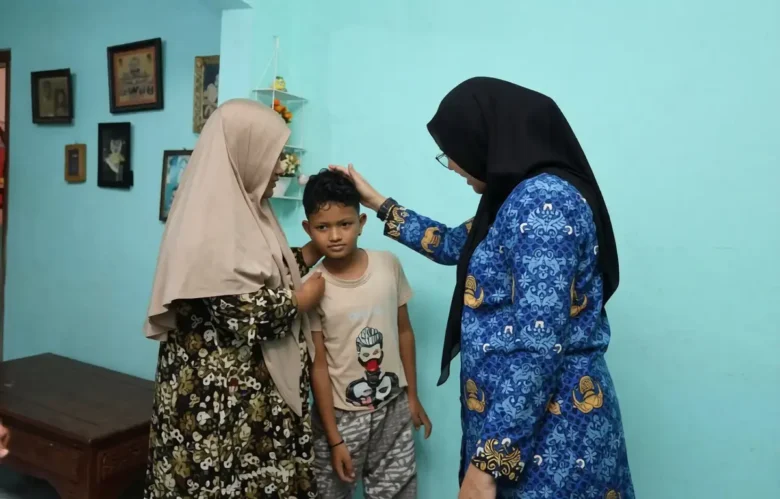 Bupati Ipuk Fiestiandani saat mengunjungi keluarga korban KM Virgo. (Foto: Humas Kabupaten Banyuwangi)
