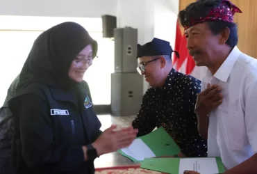 Bupati Ipuk Fiestiandani saat menyerahkan insentif guru rohani lintas agama di Pendopo Sabha Swagata Blambangan, Selasa (08/09/2026)(blok-a.com/foto: Humas Bwi).