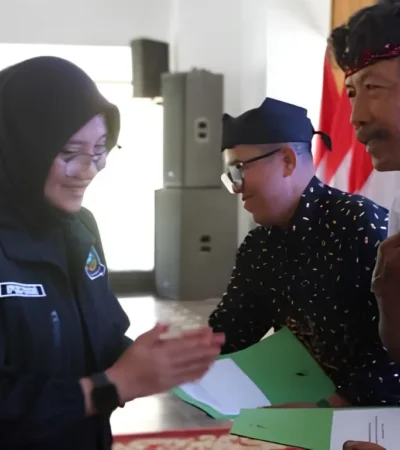 Bupati Ipuk Fiestiandani saat menyerahkan insentif guru rohani lintas agama di Pendopo Sabha Swagata Blambangan, Selasa (08/09/2026)(blok-a.com/foto: Humas Bwi).