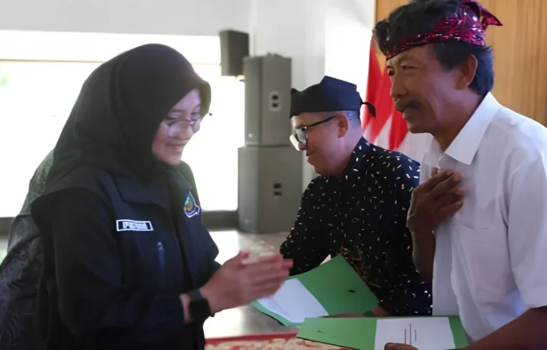 Bupati Ipuk Fiestiandani saat menyerahkan insentif guru rohani lintas agama di Pendopo Sabha Swagata Blambangan, Selasa (08/09/2026)(blok-a.com/foto: Humas Bwi).