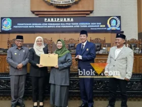 Bupati Ipuk Fiestiandani saat serahkan dokumen Raperda Perubahan APBD Tahun 2026 kepada Pimpinan Dewan, Rabu (23/09/2026)(foto: blok-a.com/Kuryanto)