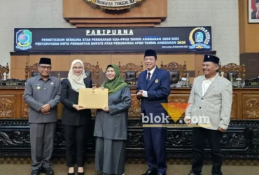 Bupati Ipuk Fiestiandani saat serahkan dokumen Raperda Perubahan APBD Tahun 2026 kepada Pimpinan Dewan, Rabu (23/09/2026)(foto: blok-a.com/Kuryanto)