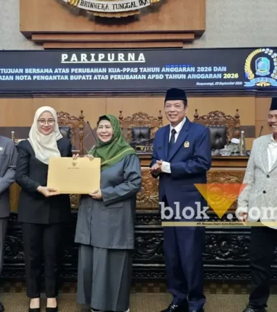 Bupati Ipuk Fiestiandani saat serahkan dokumen Raperda Perubahan APBD Tahun 2026 kepada Pimpinan Dewan, Rabu (23/09/2026)(foto: blok-a.com/Kuryanto)