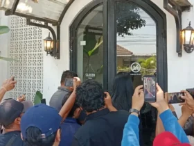 Demi nasib puluhan karyawan, Suliyana buka paksa gembok warung WSL di Jalan Brigjen Katamso yang jadi obyek sengketa. (foto: Istimewa)