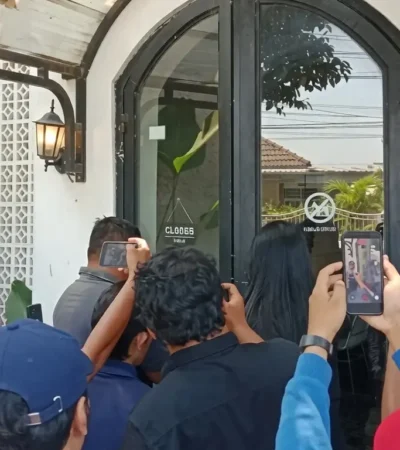 Demi nasib puluhan karyawan, Suliyana buka paksa gembok warung WSL di Jalan Brigjen Katamso yang jadi obyek sengketa. (foto: Istimewa)