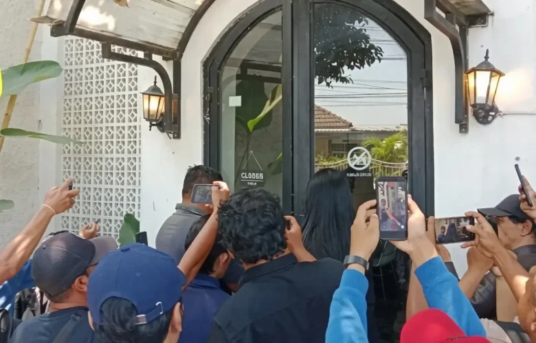 Demi nasib puluhan karyawan, Suliyana buka paksa gembok warung WSL di Jalan Brigjen Katamso yang jadi obyek sengketa. (foto: Istimewa)