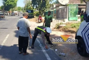 Piket Lantas Polsek Banyuwangi saat lakukan olah TKP kecelakaan dua sepeda motor di Jalan Argopuro, yang mengikatkan satu pengendara meninggal ditempat, Sabtu (26/09/2026)(foto: blok-a.com/Kuryanto).