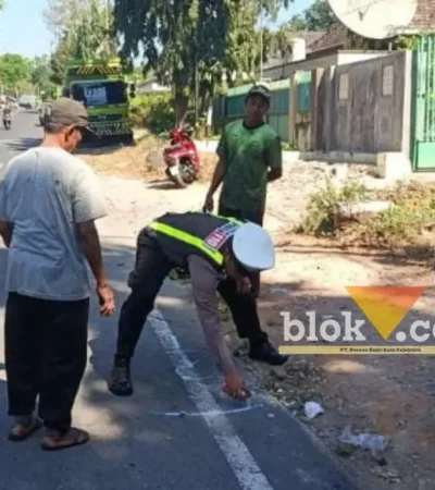 Piket Lantas Polsek Banyuwangi saat lakukan olah TKP kecelakaan dua sepeda motor di Jalan Argopuro, yang mengikatkan satu pengendara meninggal ditempat, Sabtu (26/09/2026)(foto: blok-a.com/Kuryanto).