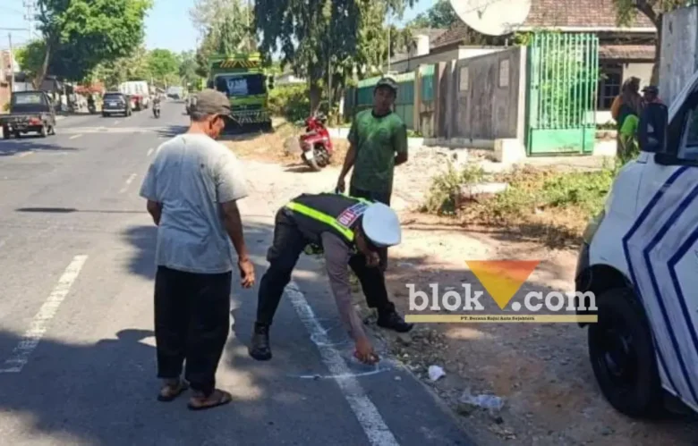 Piket Lantas Polsek Banyuwangi saat lakukan olah TKP kecelakaan dua sepeda motor di Jalan Argopuro, yang mengikatkan satu pengendara meninggal ditempat, Sabtu (26/09/2026)(foto: blok-a.com/Kuryanto).