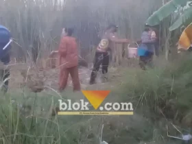Jajaran Polsek Muncar bersama warga bahu-membahu padamkan api secara manual kebakaran semak-semak di lahan kosong pinggir Pantai Tratas, Jum'at (04/09/2026) (foto: blok-a.com/Kuryanto)