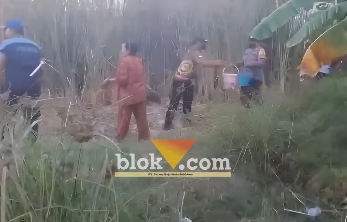 Polsek Muncar Bersama Warga Gotong Royong Padamkan Kebakaran Semak di Pantai Tratas
