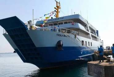 KMP Trisila Bhakti III Kapasitas 2.400 GRT, saat masih berada di Pelabuhan Pantai Boom Banyuwangi. (foto: Istimewa)