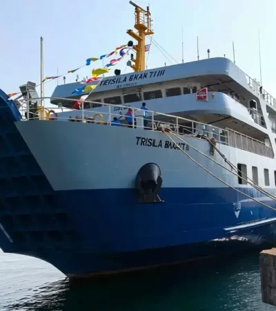 KMP Trisila Bhakti III Kapasitas 2.400 GRT, saat masih berada di Pelabuhan Pantai Boom Banyuwangi. (foto: Istimewa)