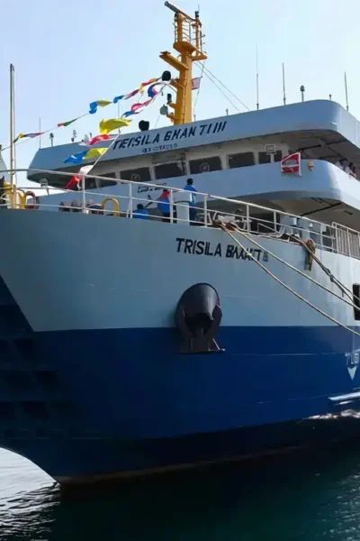 KMP Trisila Bhakti III Kapasitas 2.400 GRT, saat masih berada di Pelabuhan Pantai Boom Banyuwangi. (foto: Istimewa)