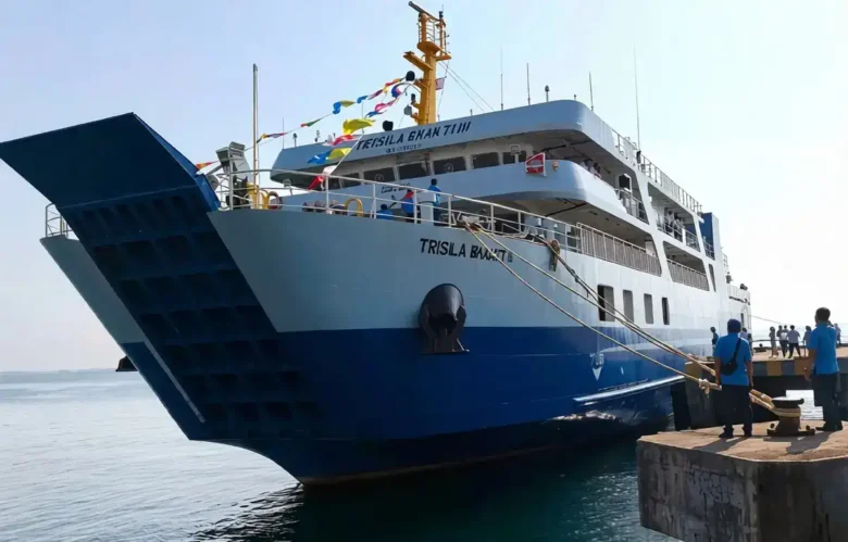 KMP Trisila Bhakti III Kapasitas 2.400 GRT, saat masih berada di Pelabuhan Pantai Boom Banyuwangi. (foto: Istimewa)