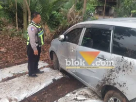 Kanit Lantas Polsek Kalibaru Aipda Aries Prasetiyanto, saat mendatangi mobil Xenia yang alami laka tunggal hingga masuk ke ladang warga, Rabu (09/09/2026) (foto: blok-a.com/Kuryanto)