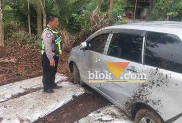 Kanit Lantas Polsek Kalibaru Aipda Aries Prasetiyanto, saat mendatangi mobil Xenia yang alami laka tunggal hingga masuk ke ladang warga, Rabu (09/09/2026) (foto: blok-a.com/Kuryanto)
