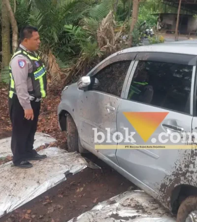 Kanit Lantas Polsek Kalibaru Aipda Aries Prasetiyanto, saat mendatangi mobil Xenia yang alami laka tunggal hingga masuk ke ladang warga, Rabu (09/09/2026) (foto: blok-a.com/Kuryanto)