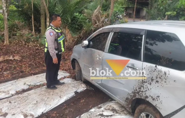 Kanit Lantas Polsek Kalibaru Aipda Aries Prasetiyanto, saat mendatangi mobil Xenia yang alami laka tunggal hingga masuk ke ladang warga, Rabu (09/09/2026) (foto: blok-a.com/Kuryanto)
