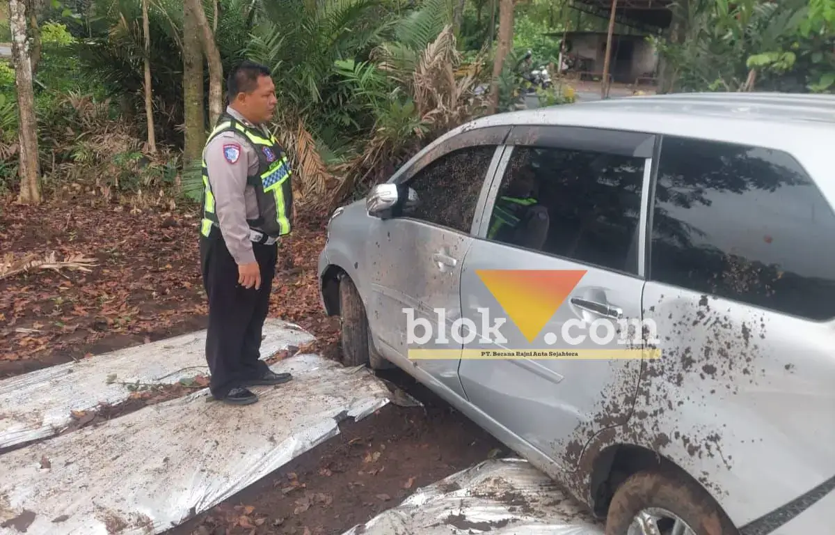 Ngebut di Tikungan, Xenia Tabrak Drainase hingga Masuk Ladang Warga Kalibaru Banyuwangi