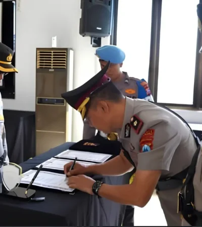 Kapolresta Banyuwangi Kombes Pol Dr. Rofiq Ripto Himawan, saat memimpin upacara sertijab Kasatsamapta, Kapolsek Muncar, dan Kapolsek Bangorejo yang digelar di Rupatama Wira Pratama (Foto: dok Humas Polresta)