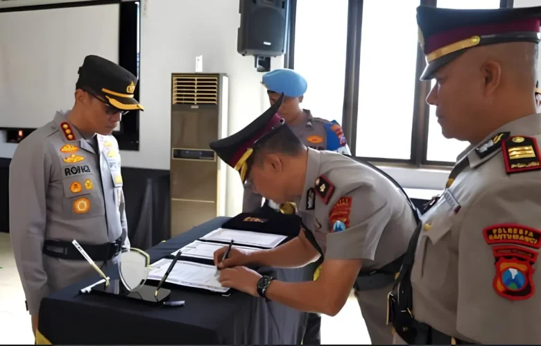 Kapolresta Banyuwangi Kombes Pol Dr. Rofiq Ripto Himawan, saat memimpin upacara sertijab Kasatsamapta, Kapolsek Muncar, dan Kapolsek Bangorejo yang digelar di Rupatama Wira Pratama (Foto: dok Humas Polresta)