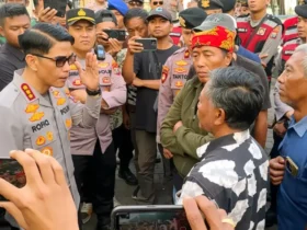 Kapolresta Banyuwangi Kombespol Rofiq Ripto Himawan saat memberikan klarifikasi kepada para pendemo yang memblokade jalan menuju Terminal Elpiji PT MMP Bosowa, Selasa (01/09/2026)(foto: Istimewa)